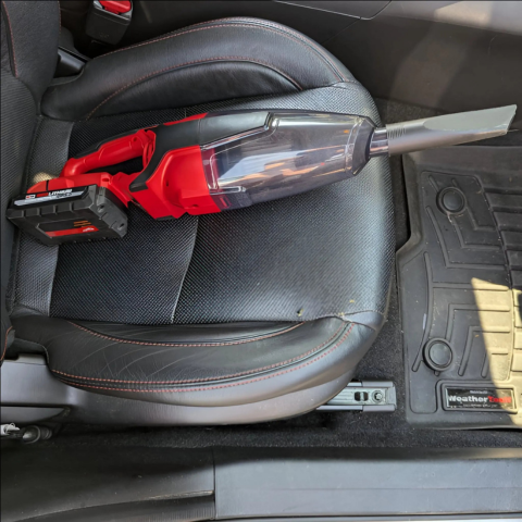 ワイヤレス車用掃除機 — 力と実用性