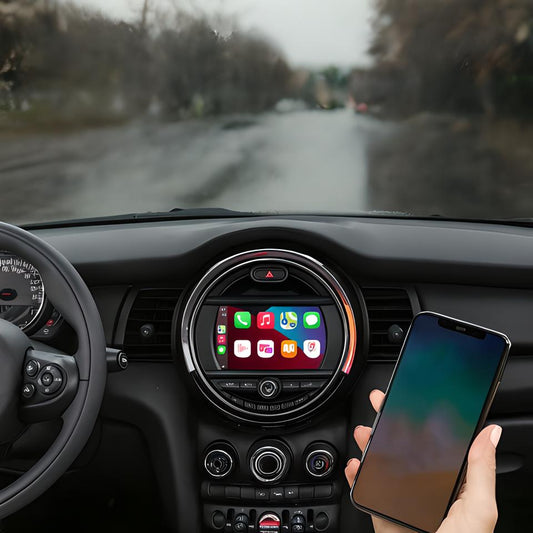 Multimedia bilsystem – Trådlös anslutning och röststyrning 